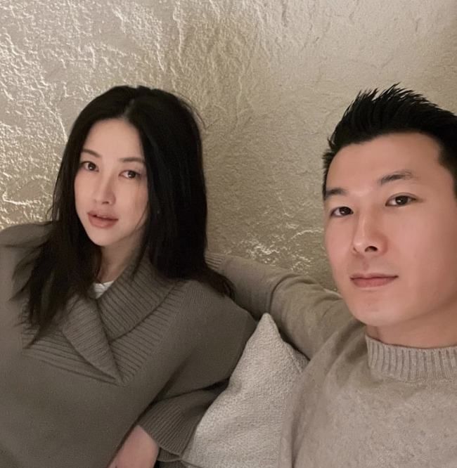 朱珠晒合影为丈夫庆祝36岁生日与王昀佳甜蜜依偎互相隔空示爱