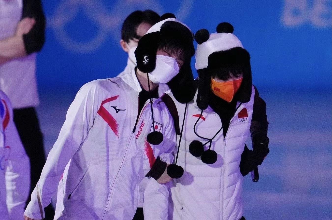 柳鑫宇抱羽生结弦转圈圈冰墩墩拒绝羽生拥抱莎莎拽头发玩蟹滑