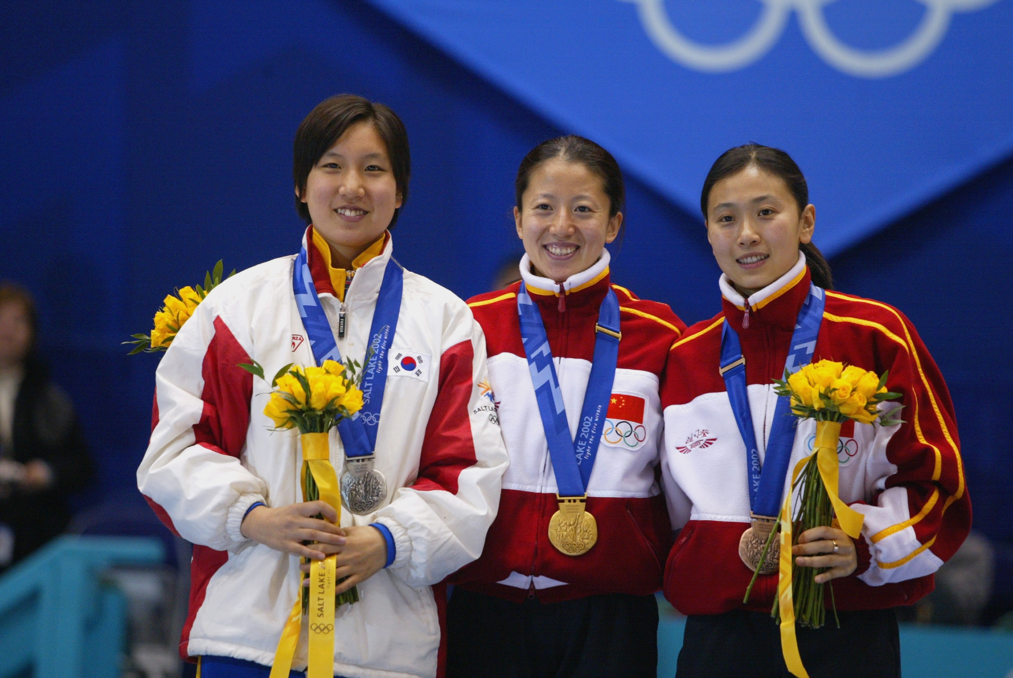 2002年盐湖城冬奥会,女子短道速滑1000米决赛颁奖仪式。中国选手杨扬(中)和杨阳(右)分别获得金牌和铜牌。图片来源:视觉中国