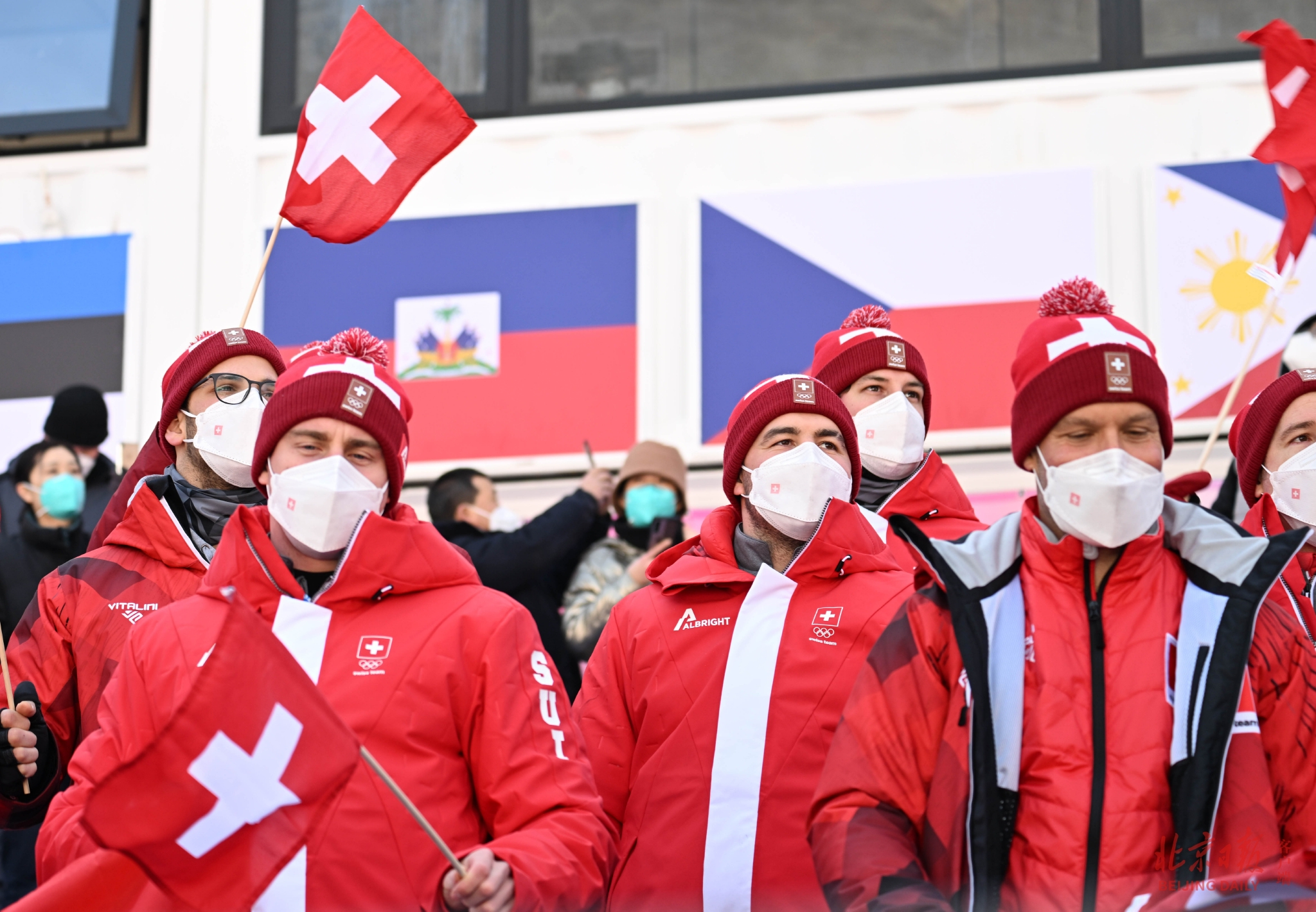 2月7日,延庆赛区国家高山滑雪中心,来自瑞士的观众在位本国运动员加油。