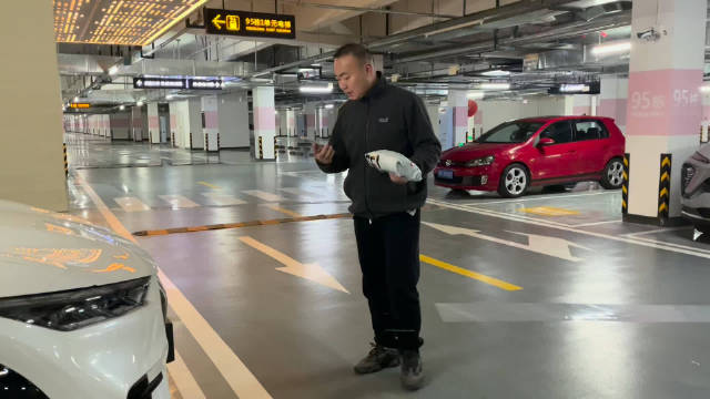 电马在官网上发售了一个轮毂盖，对了，就是劳斯莱斯那种……