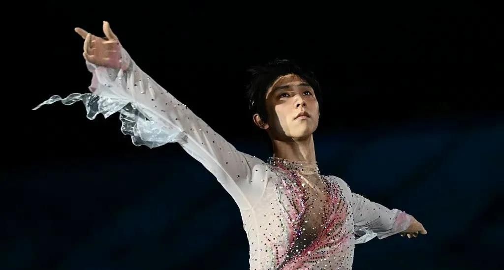 羽生结弦落泪匍匐冰面行吻冰礼让人泪目彩排时为冰面补冰