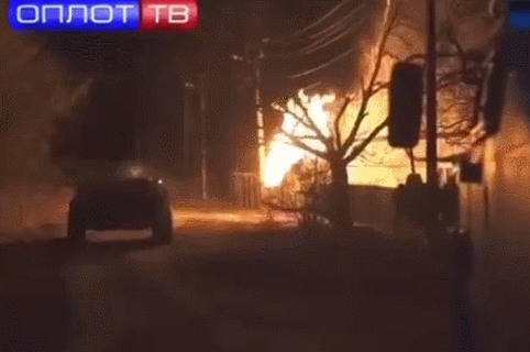 乌东武装使用BTR装甲车打击建筑物内的“乌军渗透部队”