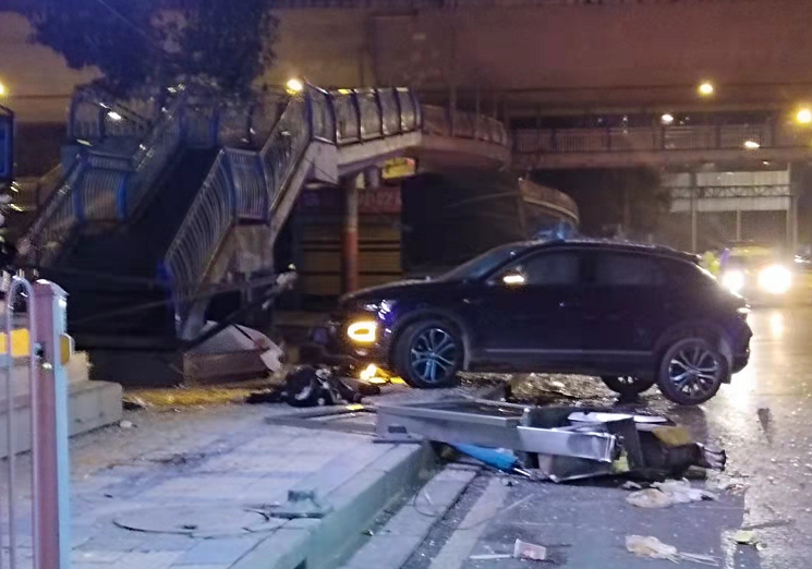 贵阳一越野车冲向公交站,一女子不幸被撞身亡!警方通报休闲区蓝鸢梦想 - Www.slyday.coM 贵阳一越野车冲向公交站,一女子不幸被撞身亡!警方通报休闲区蓝鸢梦想 - Www.slyday.coM