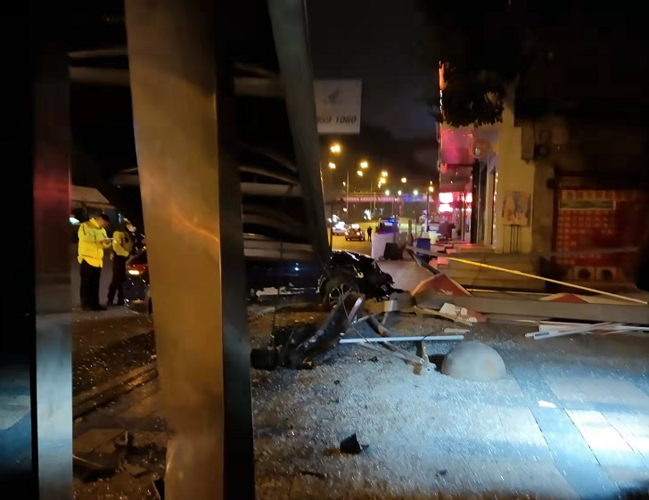 贵阳一越野车冲向公交站,一女子不幸被撞身亡!警方通报休闲区蓝鸢梦想 - Www.slyday.coM 贵阳一越野车冲向公交站,一女子不幸被撞身亡!警方通报休闲区蓝鸢梦想 - Www.slyday.coM