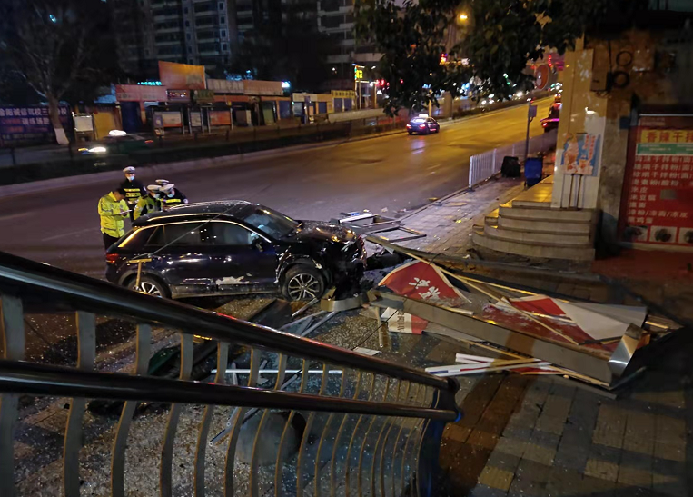 贵阳一越野车冲向公交站,一女子不幸被撞身亡!警方通报休闲区蓝鸢梦想 - Www.slyday.coM 贵阳一越野车冲向公交站,一女子不幸被撞身亡!警方通报休闲区蓝鸢梦想 - Www.slyday.coM