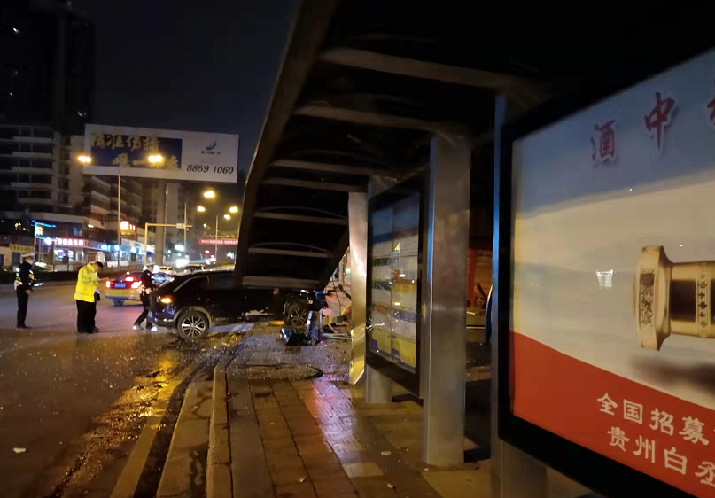 贵阳一越野车冲向公交站,一女子不幸被撞身亡!警方通报休闲区蓝鸢梦想 - Www.slyday.coM 贵阳一越野车冲向公交站,一女子不幸被撞身亡!警方通报休闲区蓝鸢梦想 - Www.slyday.coM