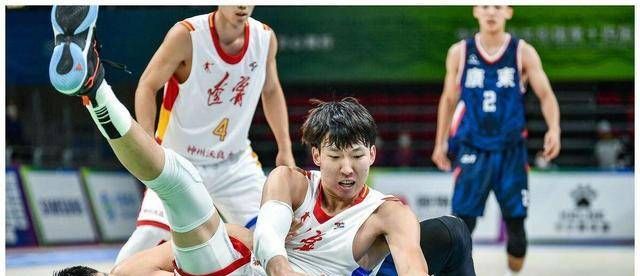 在CBA极其强势,在澳洲打球却极其弱势,周琦掉出球队首发阵容!