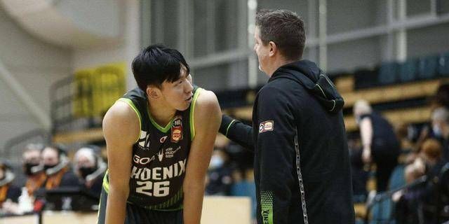 在CBA极其强势,在澳洲打球却极其弱势,周琦掉出球队首发阵容!