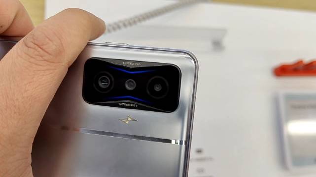 RedmiK50电竞版实拍，相机边上呼吸灯闪烁，很有梦幻跑车的感觉！