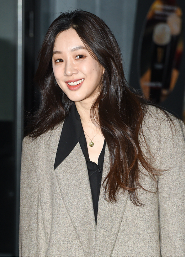 曾经貌美楚楚动人，现越整越残、各有各丑，<a href=