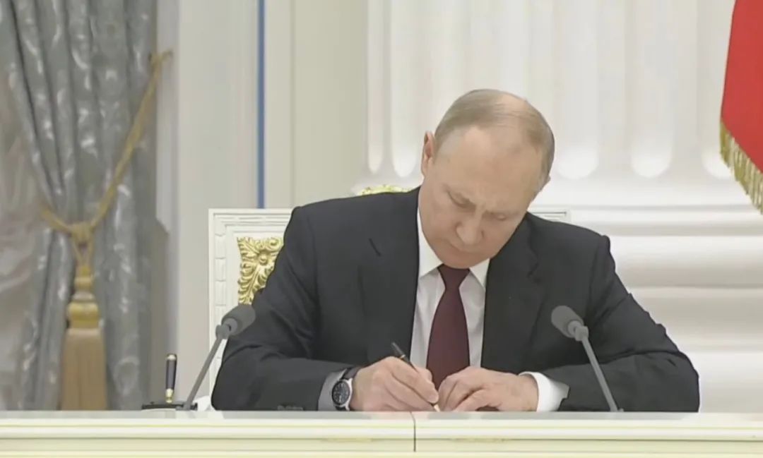 当地时间2月21日，普京签署命令，承认乌克兰东部的“顿涅茨克人民共和国”和“卢甘斯克人民共和国”。图/IC photo
