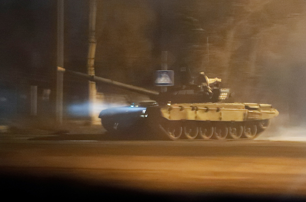 当地时间2022年2月22日，顿巴斯地区，坦克在街头行驶。