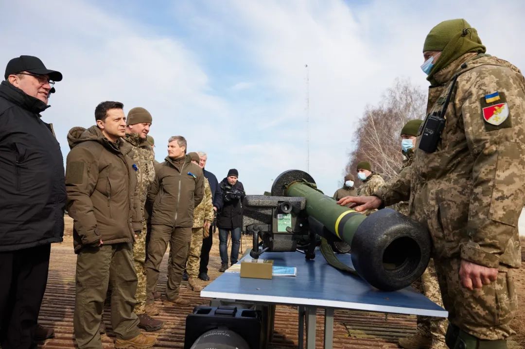 当地时间2月16日，泽连斯基视察乌克兰军演。图/IC photo