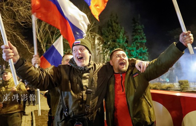 当地时间2月21日，顿巴斯地区，亲俄民众庆祝普京签署命令宣布承认乌克兰东部两个共和国。图自澎湃影像