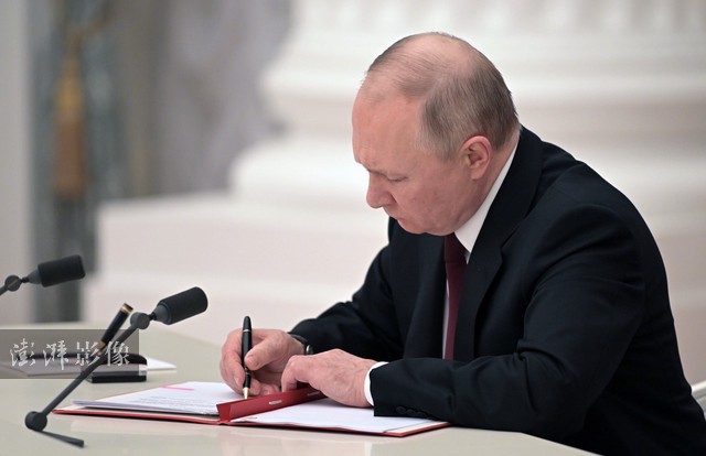 当地时间2月21日，俄罗斯总统普京签署命令，承认乌克兰东部的顿涅茨克人民共和国和“卢甘斯克人民共和国。图自澎湃影像