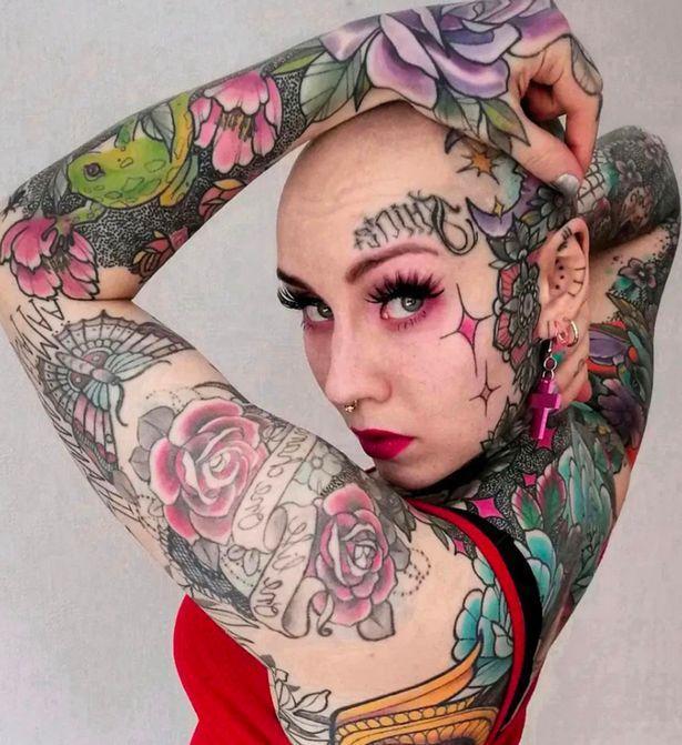 芬兰女士剃光头配彩色纹身造型引人注目一度担心外形会影响就业