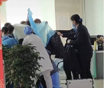 临沂一名孕妇在银行大厅突然分娩 工作人员与热心市民合力搭建“临时产房”休闲区蓝鸢梦想 - Www.slyday.coM 临沂一名孕妇在银行大厅突然分娩 工作人员与热心市民合力搭建“临时产房”休闲区蓝鸢梦想 - Www.slyday.coM