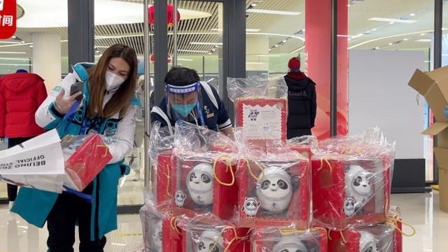 冬奥会抱枕成香饽饽，美国女选手打包行李太豪爽，<a href=