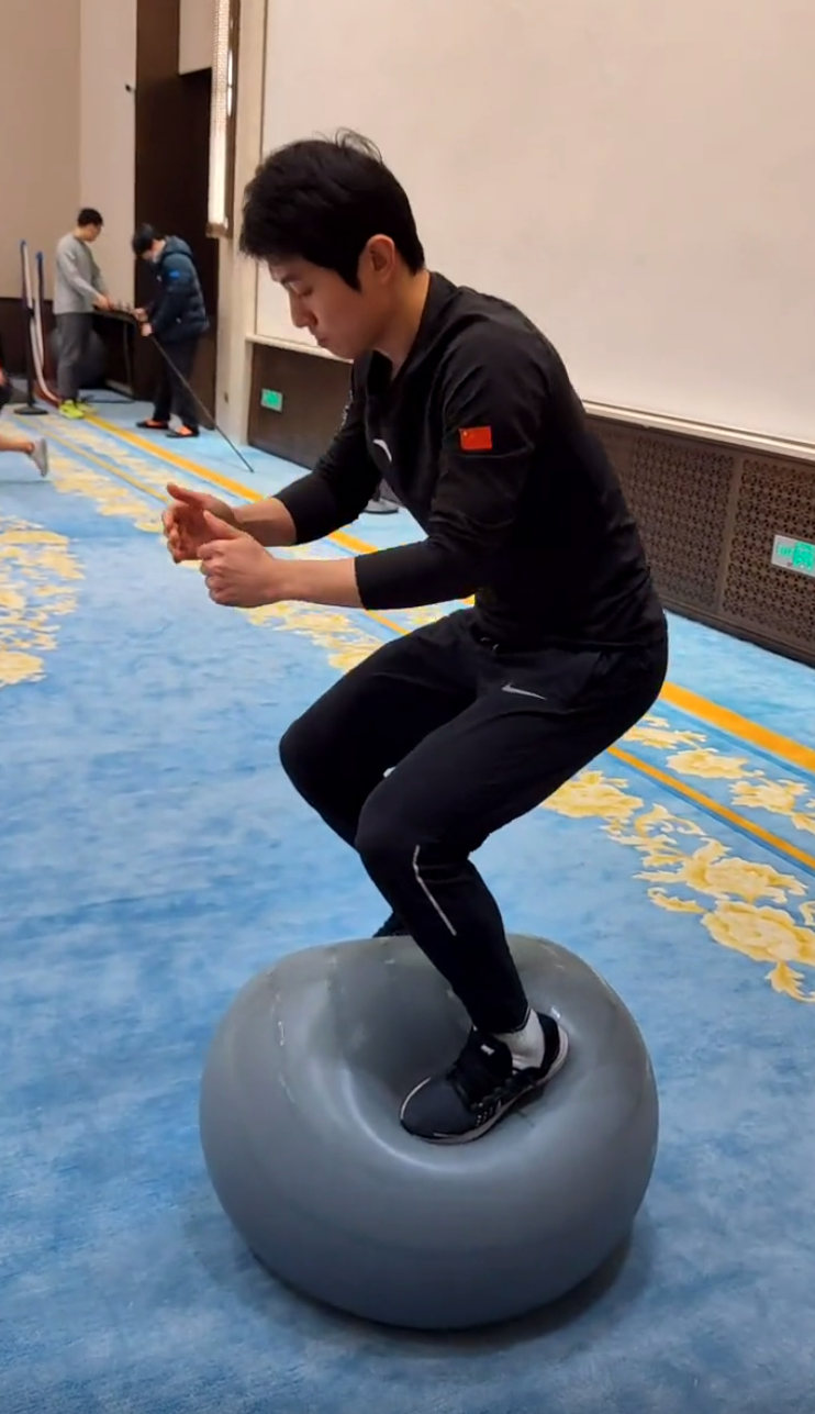 安贤洙在中国进行平衡训练的视频曝光！欧巴已回<a href=