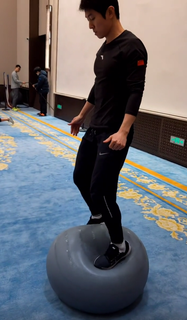 安贤洙在中国进行平衡训练的视频曝光！欧巴已回<a href=