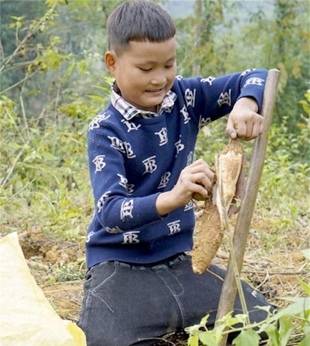 越南一名小男孩，先后被父母、奶奶抛弃，现在13岁一人生活在深山