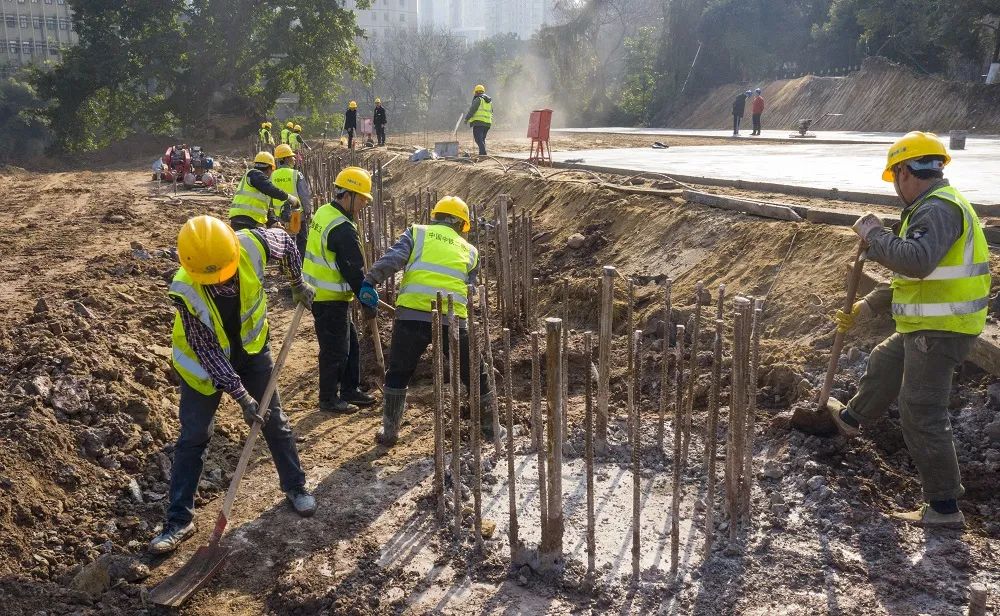 沙坪坝区伍家沟“清水绿岸”治理提升工程建设现场。建筑工人们在阳光下抓紧施工。 郭晋 摄