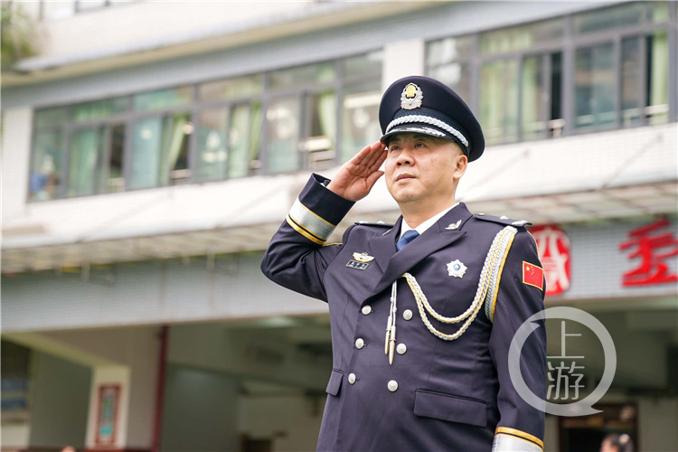 “张伯伯”退休了!最舍不得的,除了这身警服,还有孩子们的笑脸休闲区蓝鸢梦想 - Www.slyday.coM “张伯伯”退休了!最舍不得的,除了这身警服,还有孩子们的笑脸休闲区蓝鸢梦想 - Www.slyday.coM