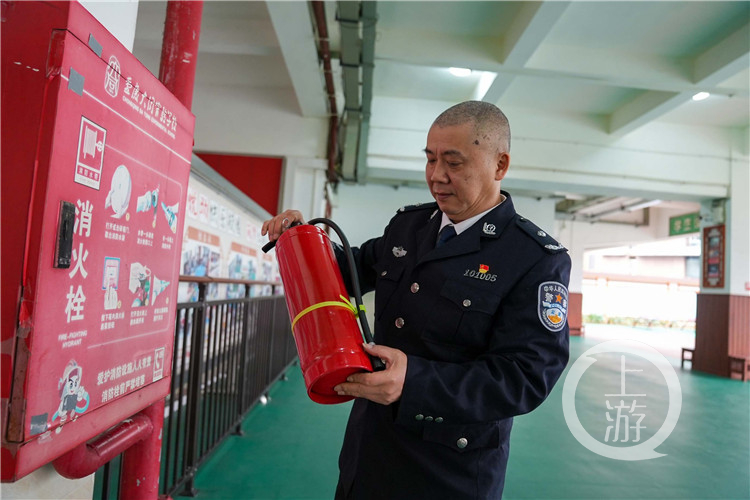 “张伯伯”退休了!最舍不得的,除了这身警服,还有孩子们的笑脸休闲区蓝鸢梦想 - Www.slyday.coM “张伯伯”退休了!最舍不得的,除了这身警服,还有孩子们的笑脸休闲区蓝鸢梦想 - Www.slyday.coM