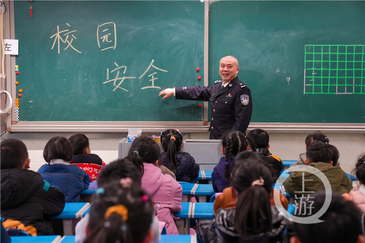 “张伯伯”退休了!最舍不得的,除了这身警服,还有孩子们的笑脸休闲区蓝鸢梦想 - Www.slyday.coM “张伯伯”退休了!最舍不得的,除了这身警服,还有孩子们的笑脸休闲区蓝鸢梦想 - Www.slyday.coM