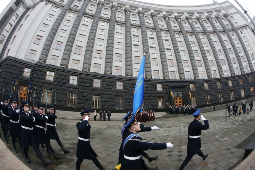 2月16日，在乌克兰首都基辅，乌国民卫队仪仗队行进至乌克兰政府办公大楼。（新华社发，谢尔盖·斯塔拉斯坚科摄）