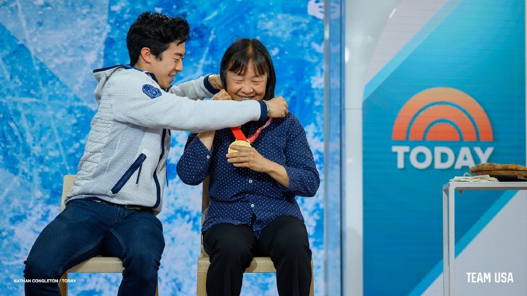 温馨！美籍华裔将奥运金牌给妈妈戴上，自豪在母亲的故乡北京登顶