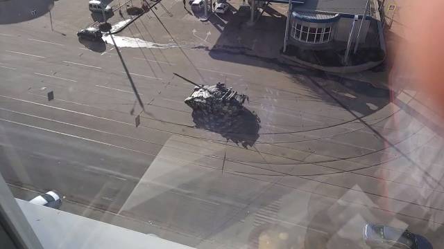 乌克兰市民镜头下的俄军坦克，在乌克兰街头大摇大摆