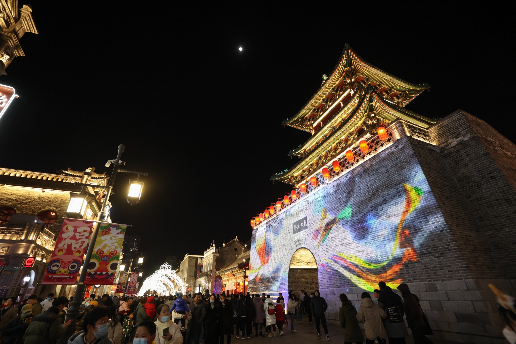 2022年2月23日,山西省太原市,千年古街钟楼街灯光璀璨,夜景美轮美奂.