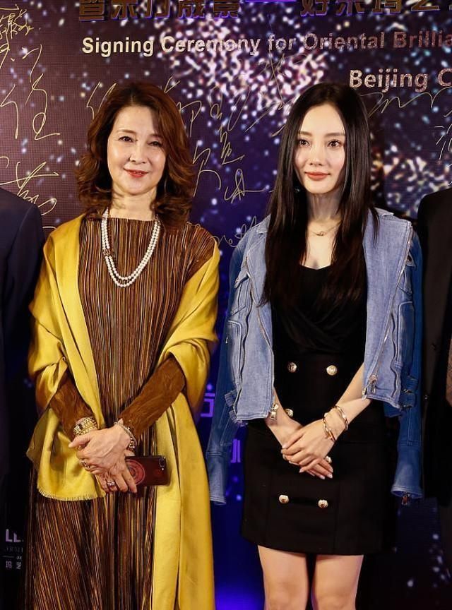 李小璐妈妈真是天生美人，穿长裙配金色披肩，气质比女儿还抢镜