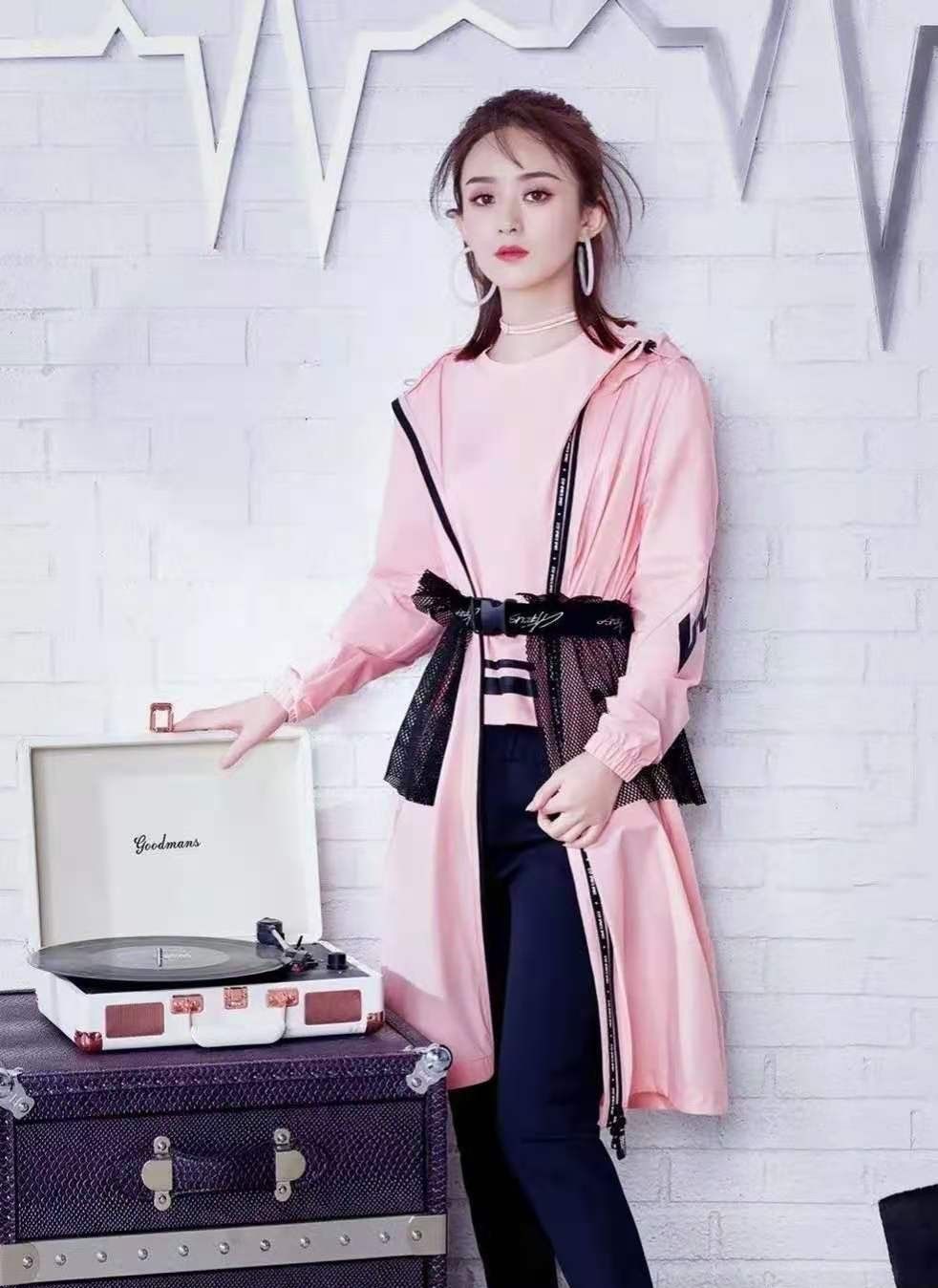 赵丽颖离婚后越来越年轻穿粉色外套配瑜伽裤比小姑娘还美