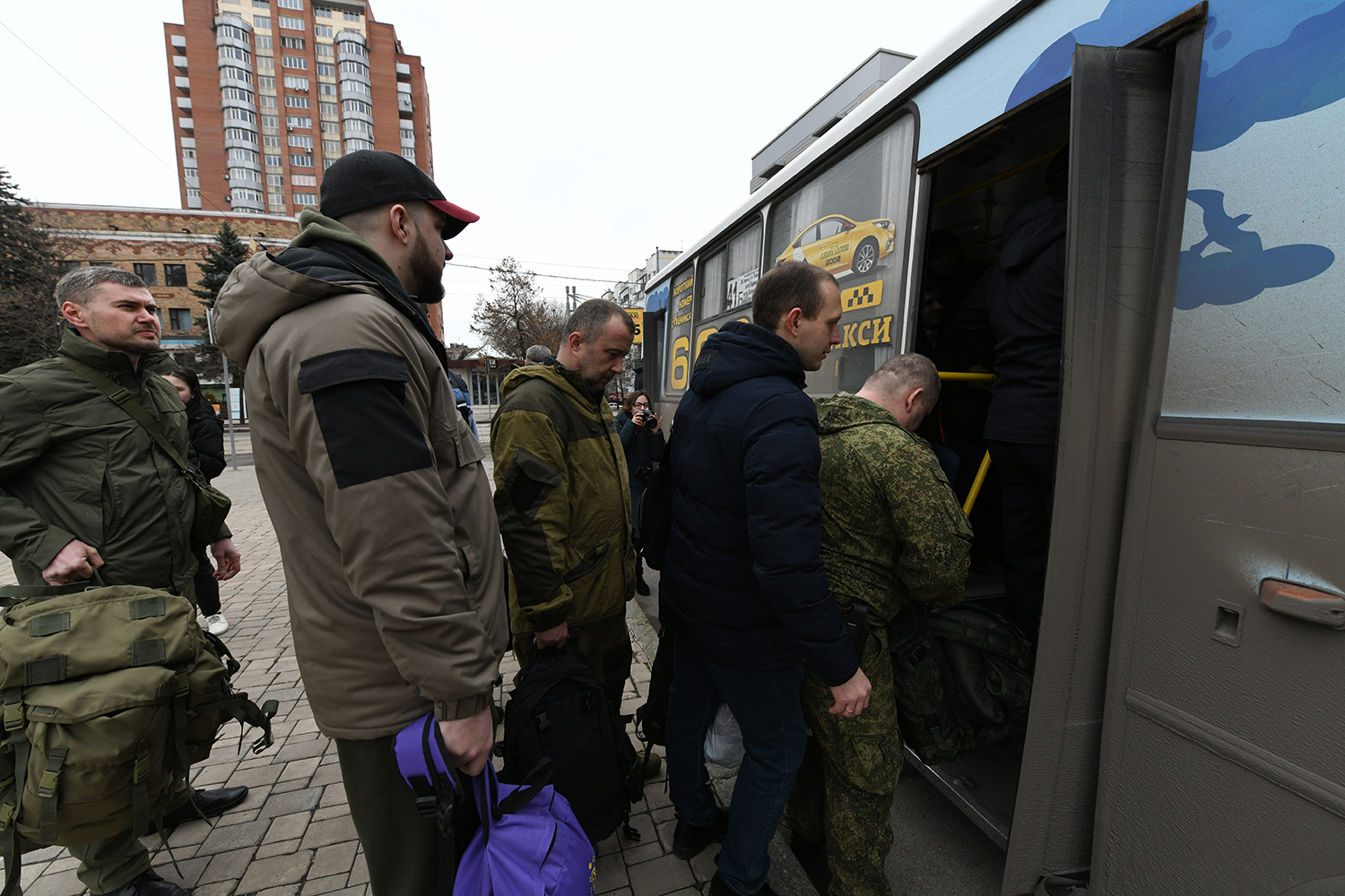 当地时间2月24日，乌克兰顿涅茨克，当地民间武装宣布动员后，志愿者乘车前往招募办公室。 图自IC Photo