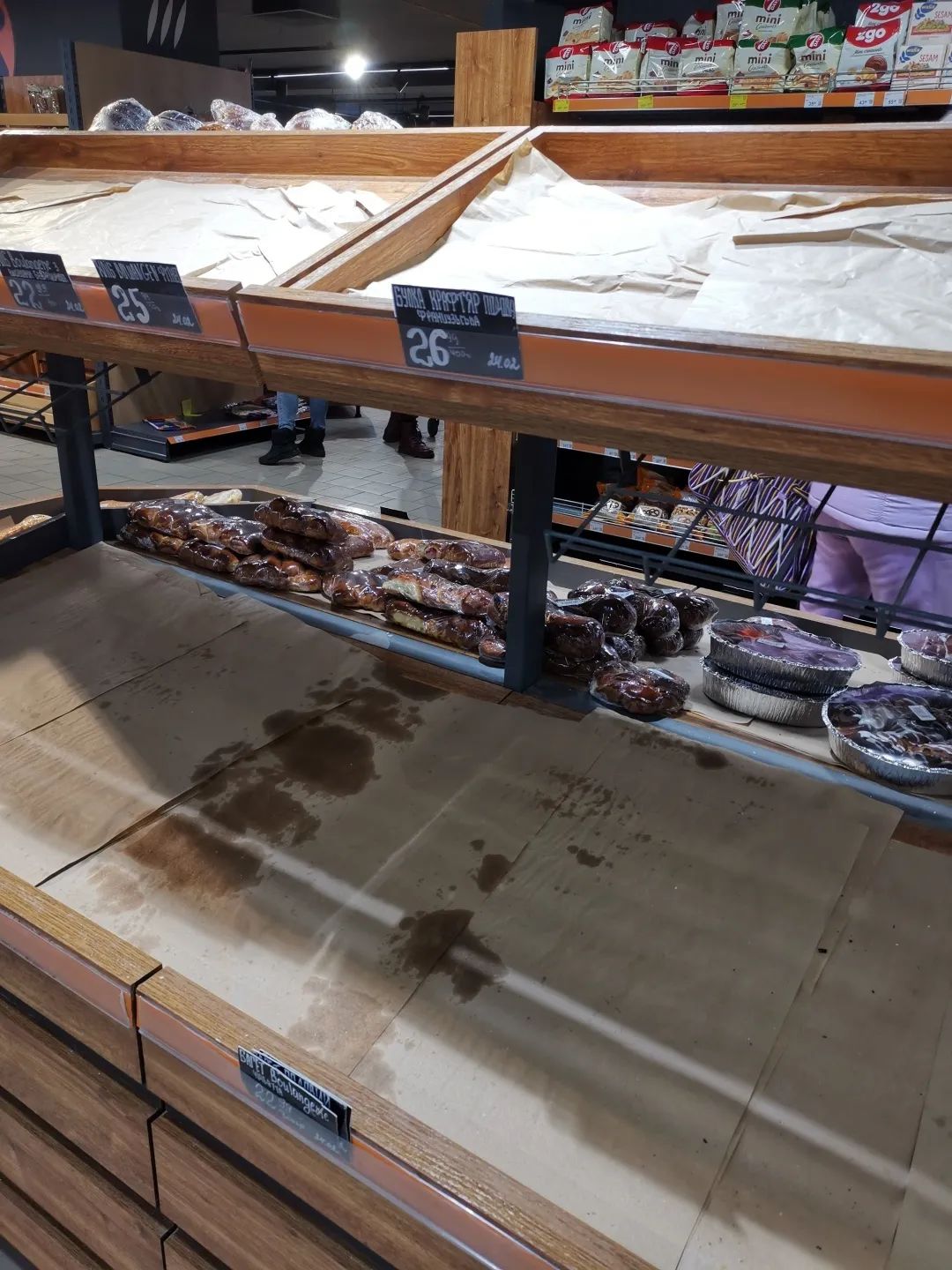 直击乌克兰首都现状:民众排队取现金!避险情绪升温,黄金现货一日爆拉60美元休闲区蓝鸢梦想 - Www.slyday.coM 直击乌克兰首都现状:民众排队取现金!避险情绪升温,黄金现货一日爆拉60美元休闲区蓝鸢梦想 - Www.slyday.coM