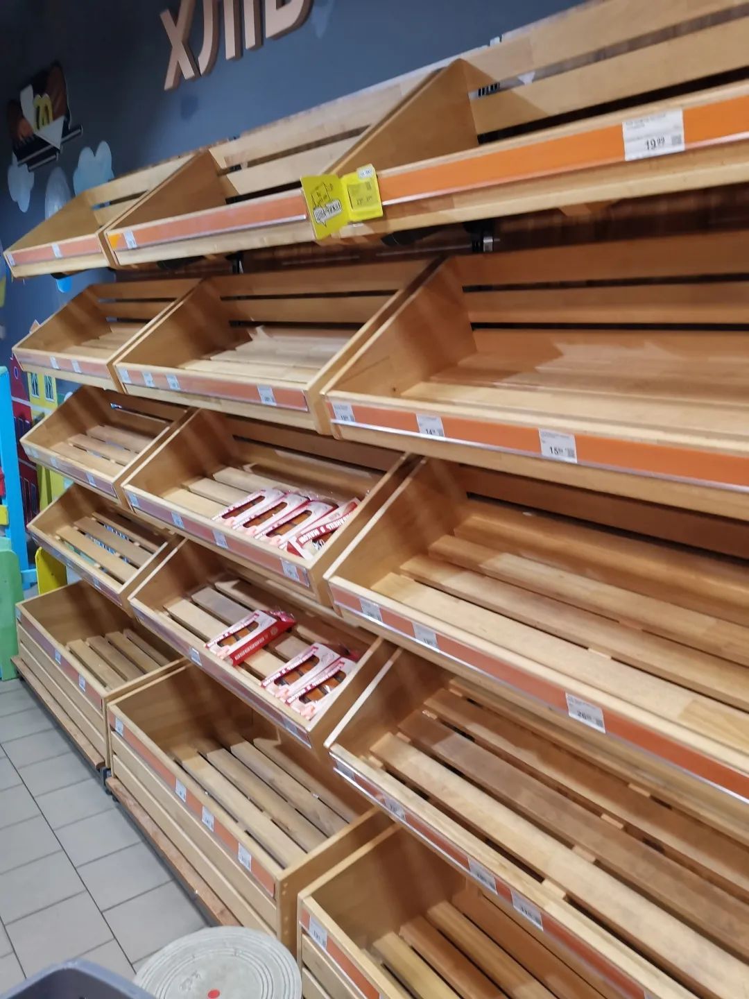 直击乌克兰首都现状:民众排队取现金!避险情绪升温,黄金现货一日爆拉60美元休闲区蓝鸢梦想 - Www.slyday.coM 直击乌克兰首都现状:民众排队取现金!避险情绪升温,黄金现货一日爆拉60美元休闲区蓝鸢梦想 - Www.slyday.coM