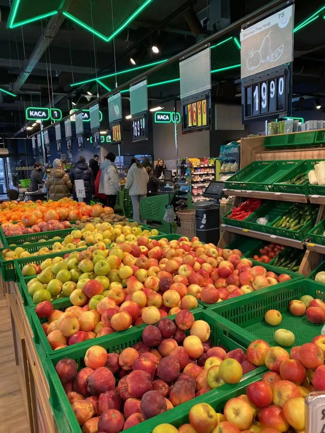 直击乌克兰首都现状:民众排队取现金!避险情绪升温,黄金现货一日爆拉60美元休闲区蓝鸢梦想 - Www.slyday.coM 直击乌克兰首都现状:民众排队取现金!避险情绪升温,黄金现货一日爆拉60美元休闲区蓝鸢梦想 - Www.slyday.coM