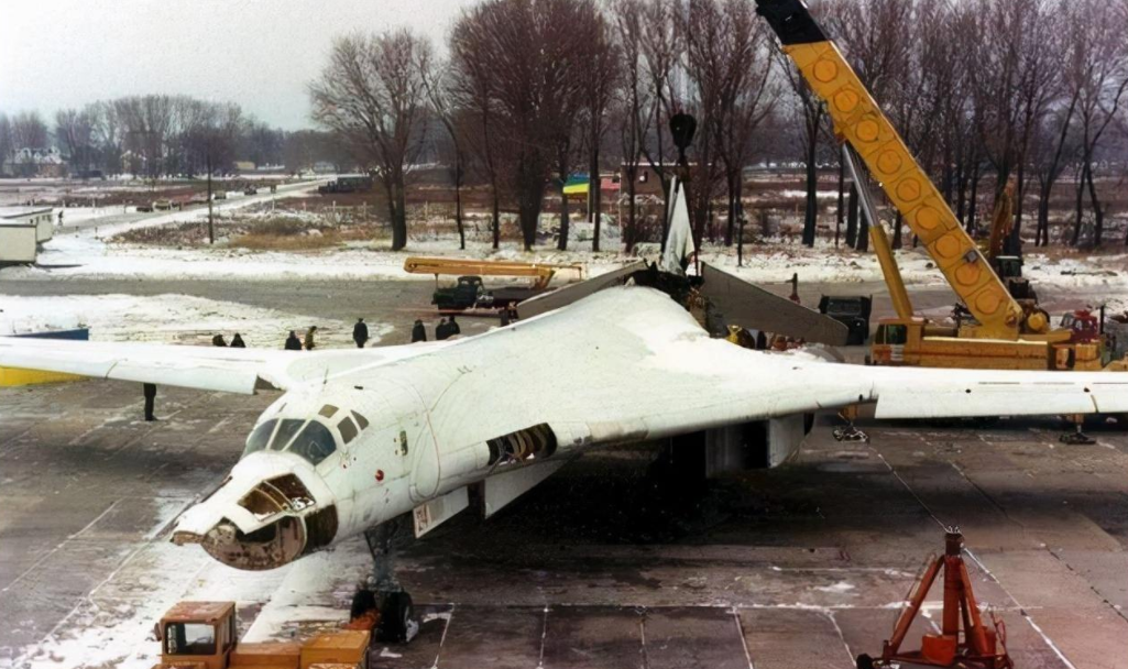 乌克兰拆毁图-160战略轰炸机。