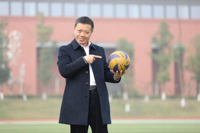 暖心!学生为校长颁奖 校长:我和孩子们彼此成就休闲区蓝鸢梦想 - Www.slyday.coM 暖心!学生为校长颁奖 校长:我和孩子们彼此成就休闲区蓝鸢梦想 - Www.slyday.coM