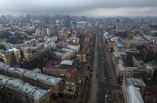 2月24日拍摄的乌克兰基辅的街景。据乌克兰国际文传电讯消息，乌克兰最高拉达（议会）24日投票通过关于在乌克兰全境实施战时状态的总统令。新华社/美联
