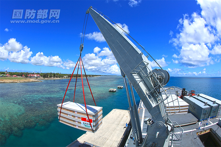 中国海军舰艇编队在努库阿洛法港将1400余吨物资卸载交予汤加 图片来源：国防部