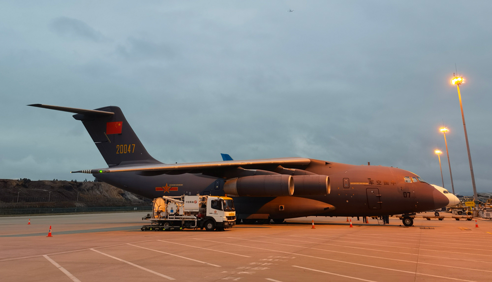 抵达汤加（上）并回国的运-20飞机 图片来源：CGTN 新华社