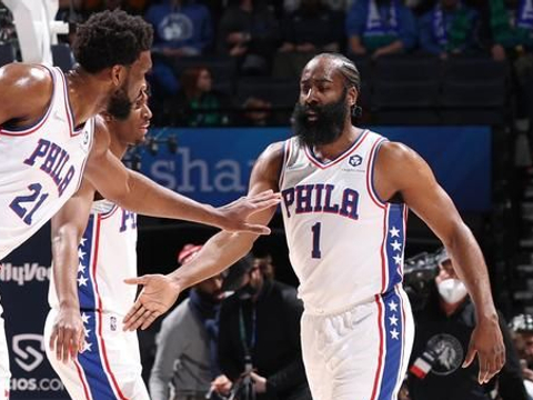 哈登布克联手引爆赛场 组合默契点燃球迷激情