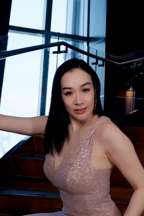 51岁钟丽缇疑似怀四胎和俩女儿互动称有弟弟穿礼裙身材仍丰腴