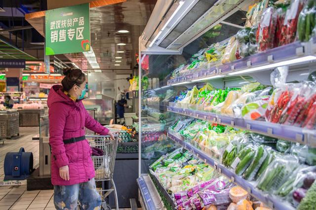 2月24日，市民在武汉市江岸区一商店购物。新华社记者伍志尊 摄