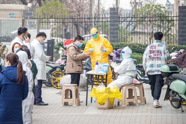2月22日，市民在武汉市圆梦家园社区核酸检测点进行核酸检测。新华社记者伍志尊 摄