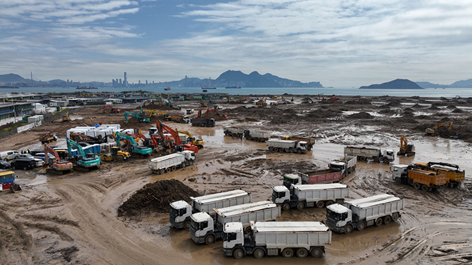 2022年2月23日，香港竹篙湾增建社区隔离及治疗设施建设工地，施工人员正在进行场地清运，争分夺秒，加速工程进度。中国建筑国际集团 供图